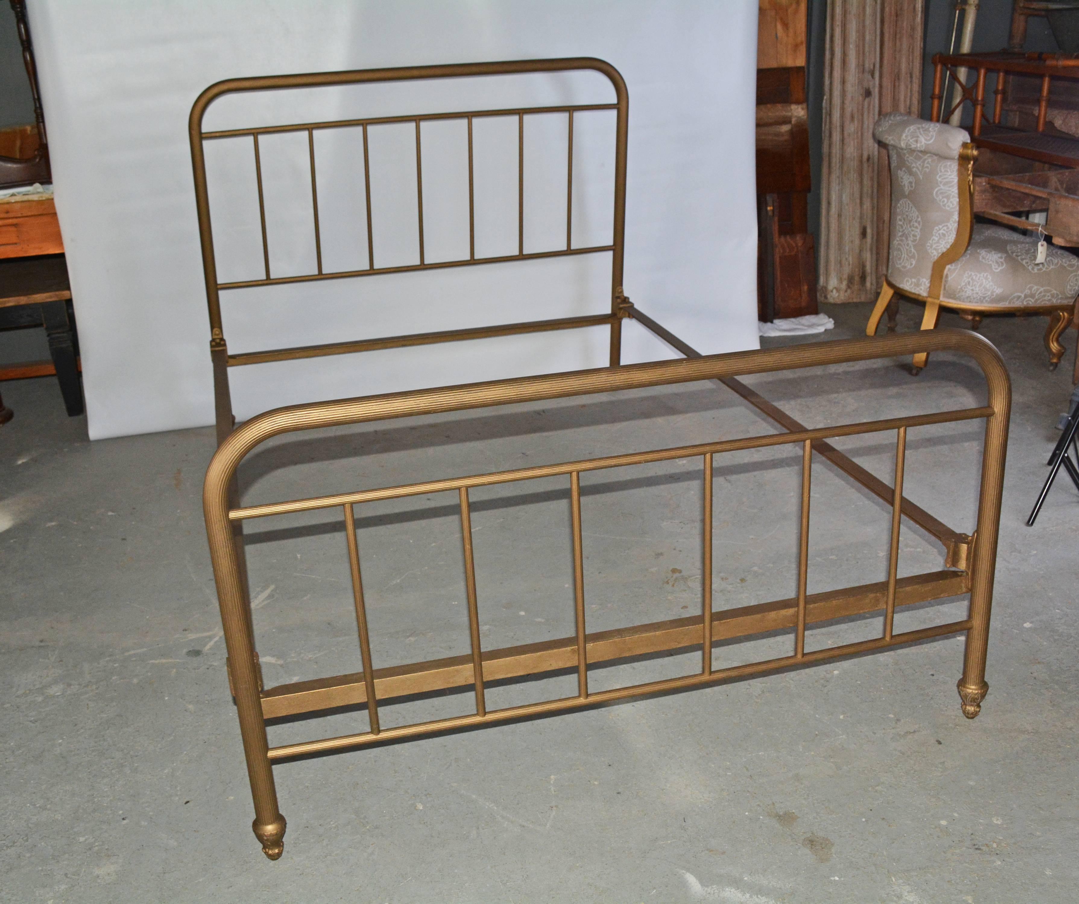 The simplicity of this Victorian gold painted full size double bed will blend with any contemporary decor. The side railings slide into sockets attached to the head and foot railings. The framing is actually tubing which makes for a lighter weight