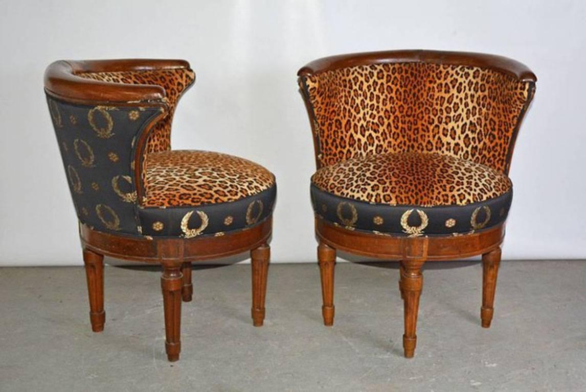 Paire d'élégants fauteuils tonneaux de style Empire français, recouverts de velours léopard et d'un motif de couronnes françaises en satin sur le dossier. Extrêmement confortable. Peut être utilisée comme chaise d'angle.