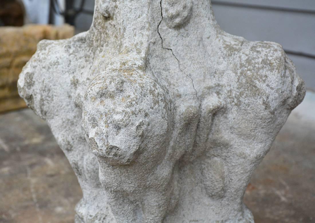 Anglais Piédestal de masque de lion ancien en pierre en vente