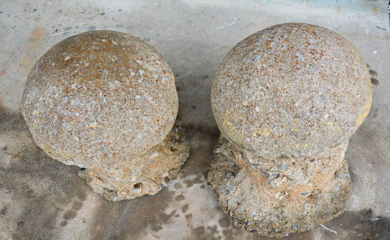 Paar antike Pilz-Gartenschmuckstücke (Land)