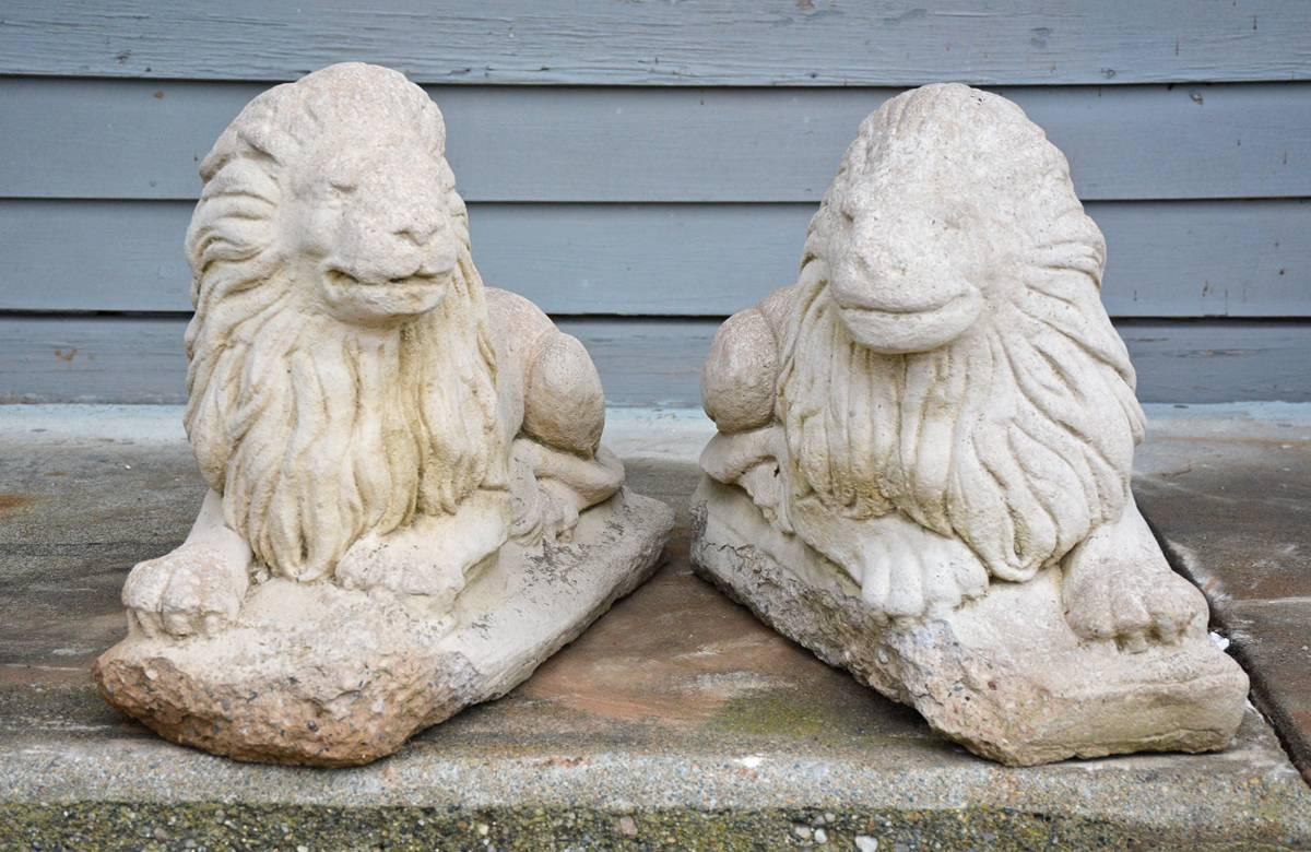 Romain classique Paire de lions de jardin anciens en vente