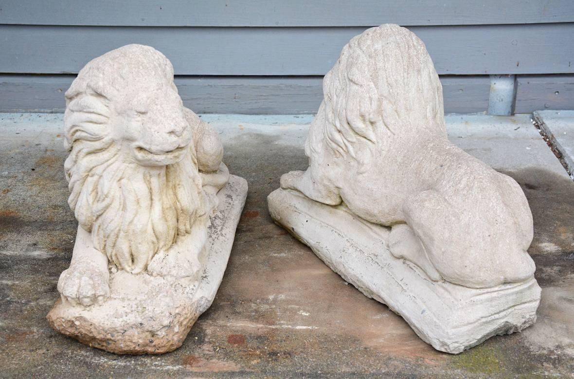 Français Paire de lions de jardin anciens en vente