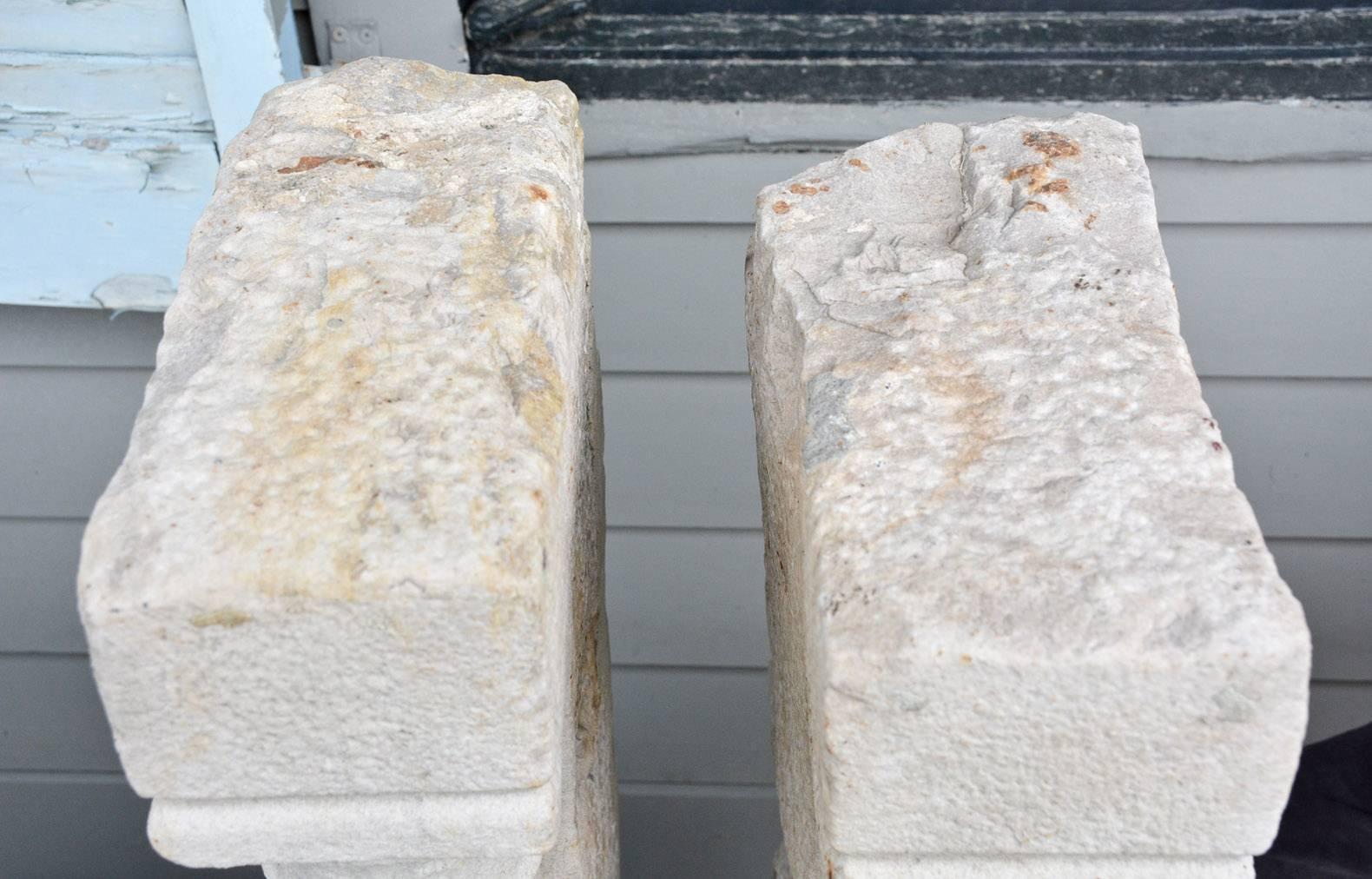 Français Paire d'anciens socles de console à pilastres en marbre en vente
