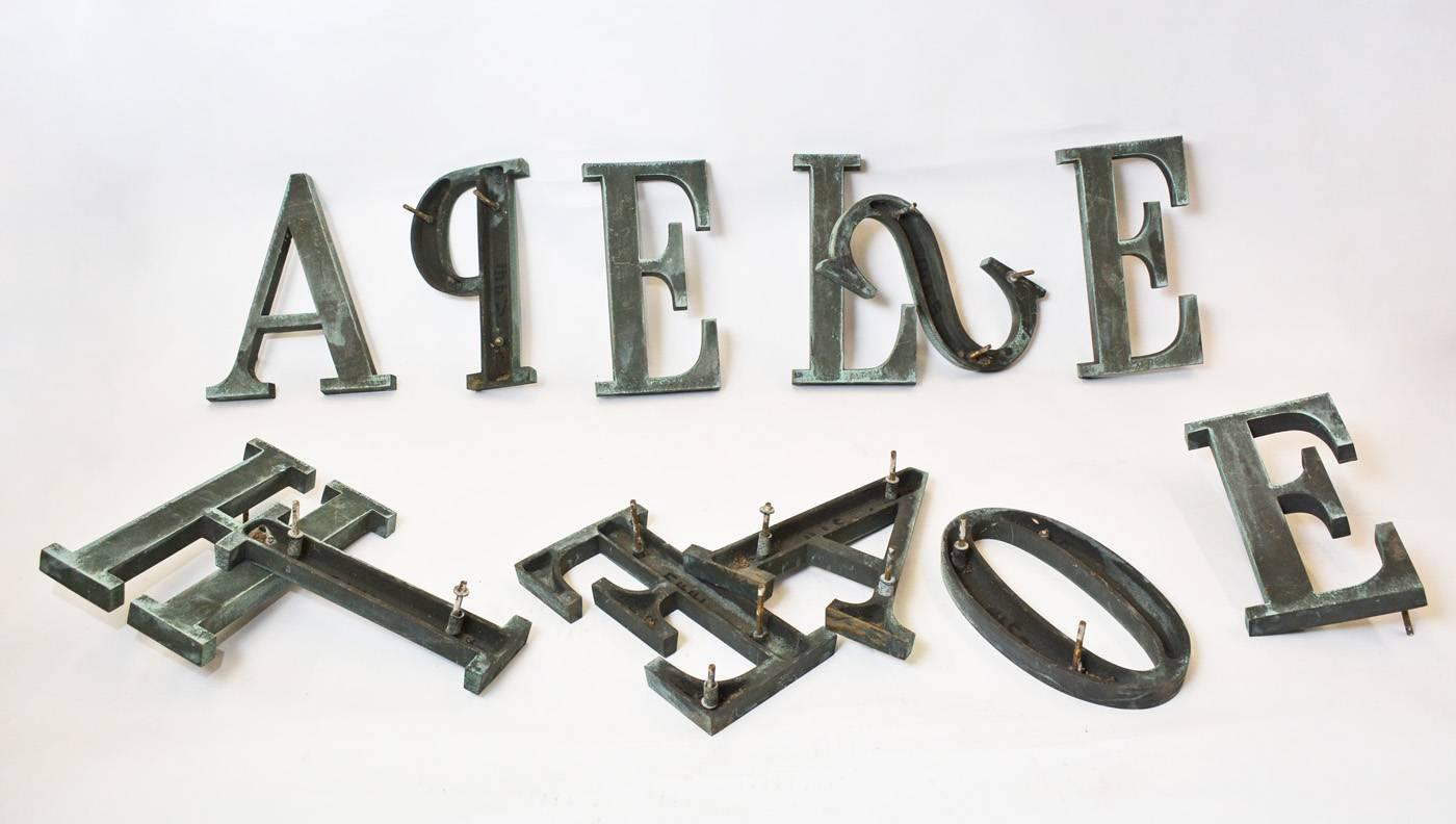 12 Bronzebuchstaben mit Serifen, versandlos verkauft (Industriell) im Angebot