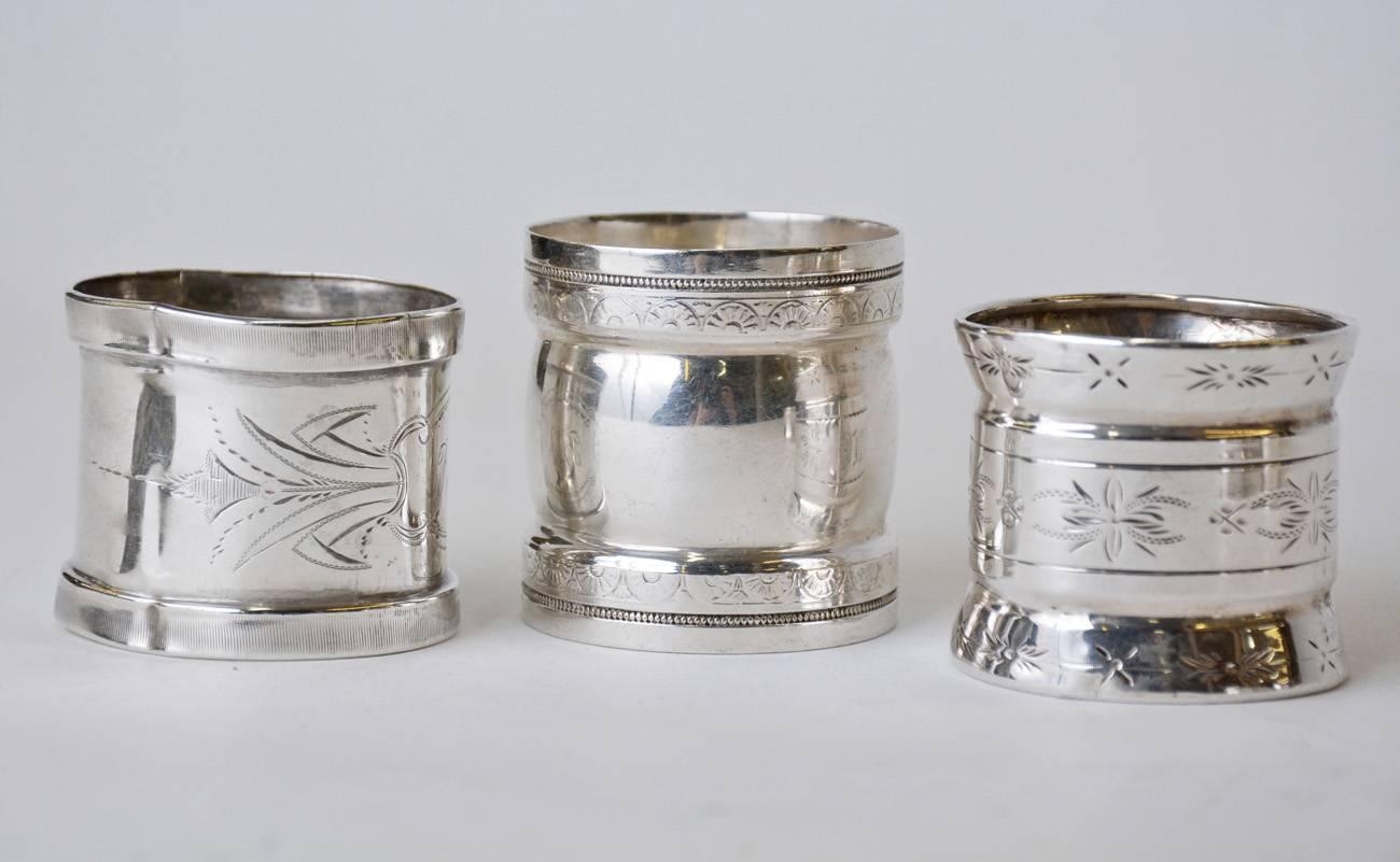 Vier spätviktorianische, drei versilberte Serviettenringe aus Sterlingsilber und eine Tafelsilber (Spätviktorianisch)
