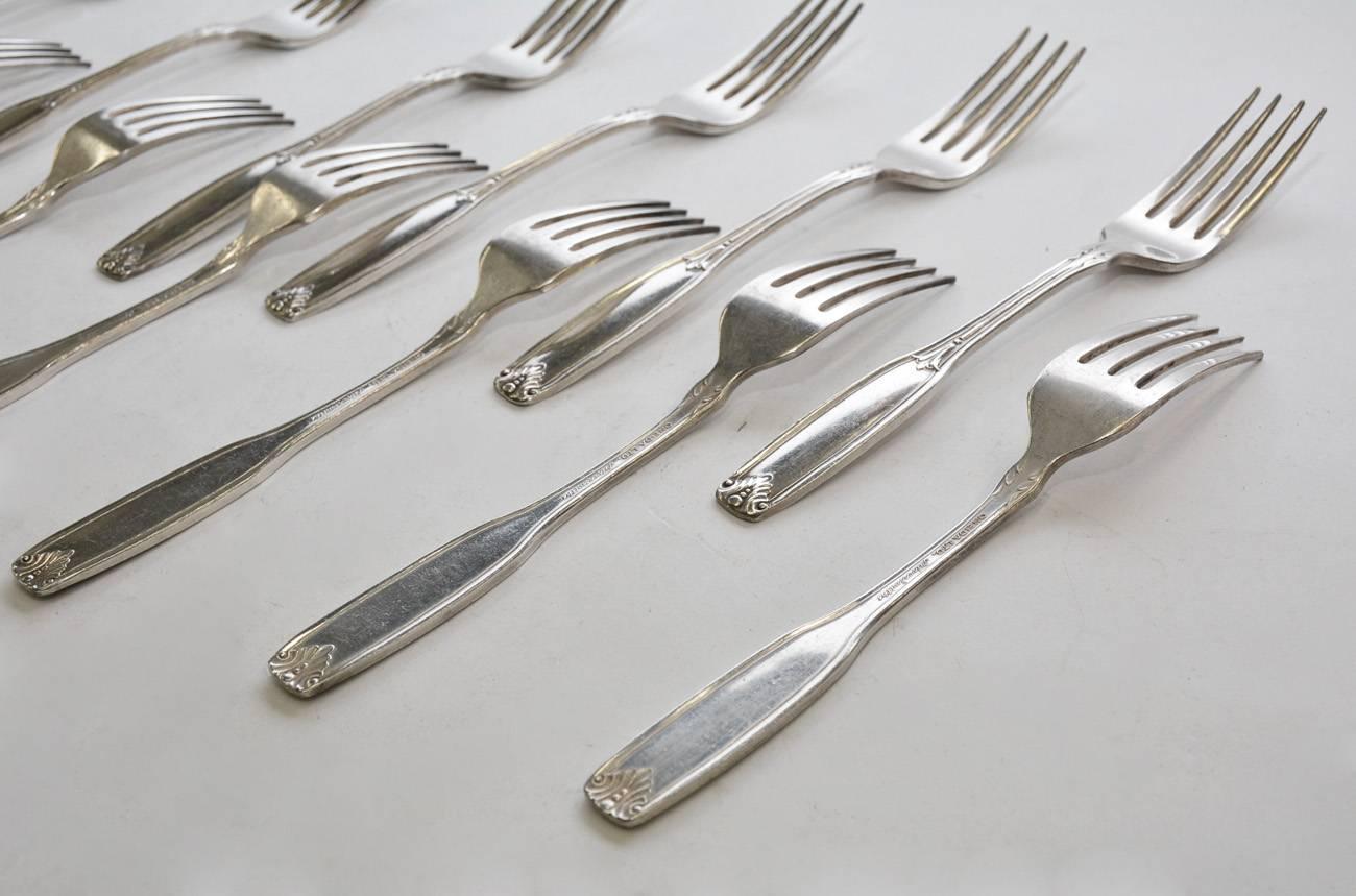 Fait à la machine 12 fourchettes à dîner vintage en métal argenté d'hôtel par Oneida en vente