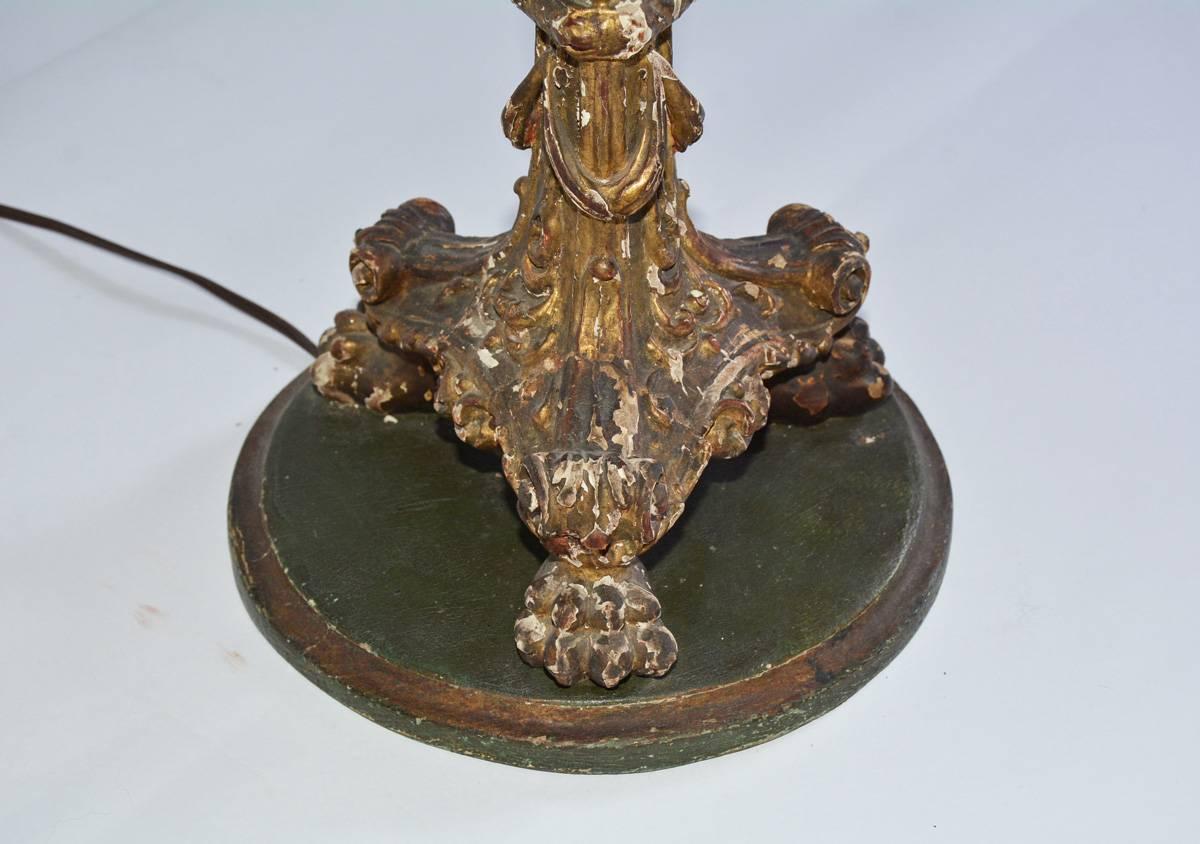 Sculpté à la main Ancienne lampe italienne à trois branches avec abat-jour en vente