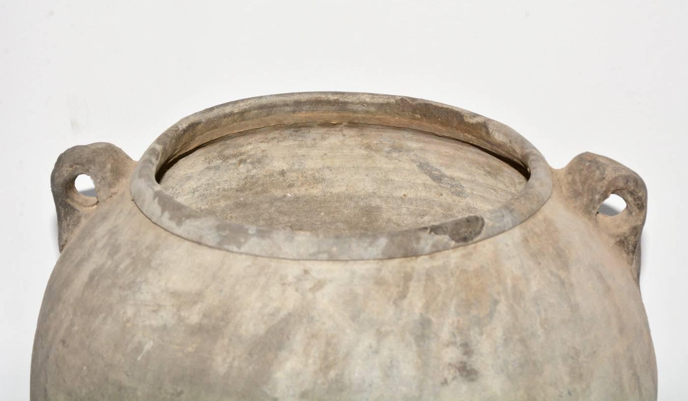 Fatto a mano Vaso o barattolo cinese di argilla non smaltato con manici in vendita