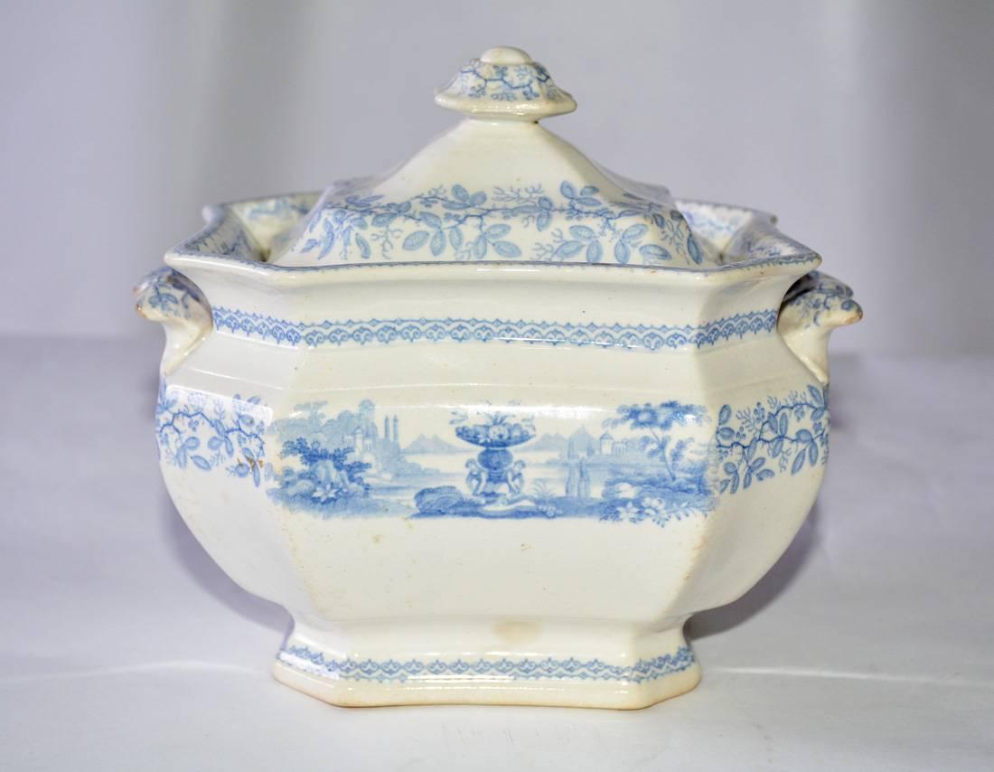Classic English Ceramic Tea Set In Good Condition In Sheffield, MA