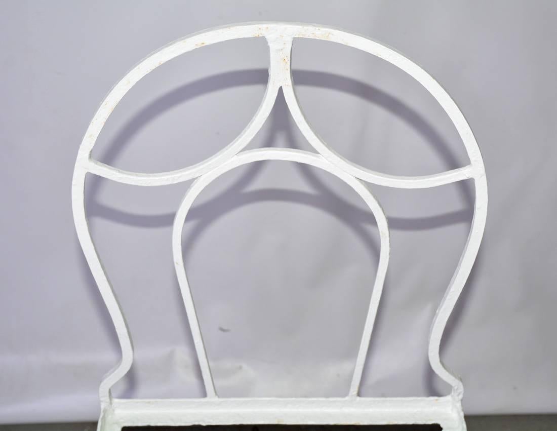 Peint Chaise de jardin Bistro en fer français ancien en vente