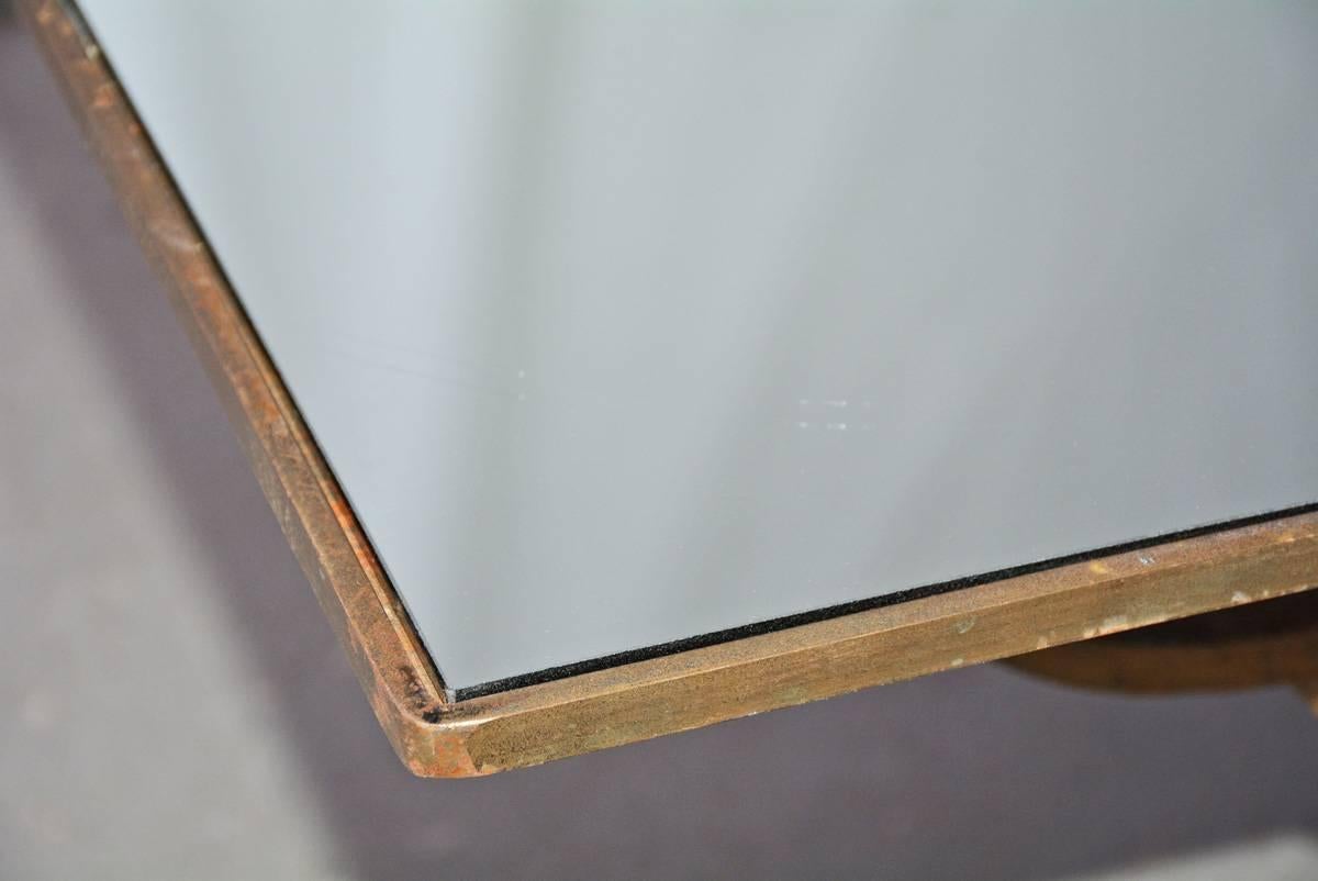 Art déco Table basse vintage en fer forgé doré et miroir en vente