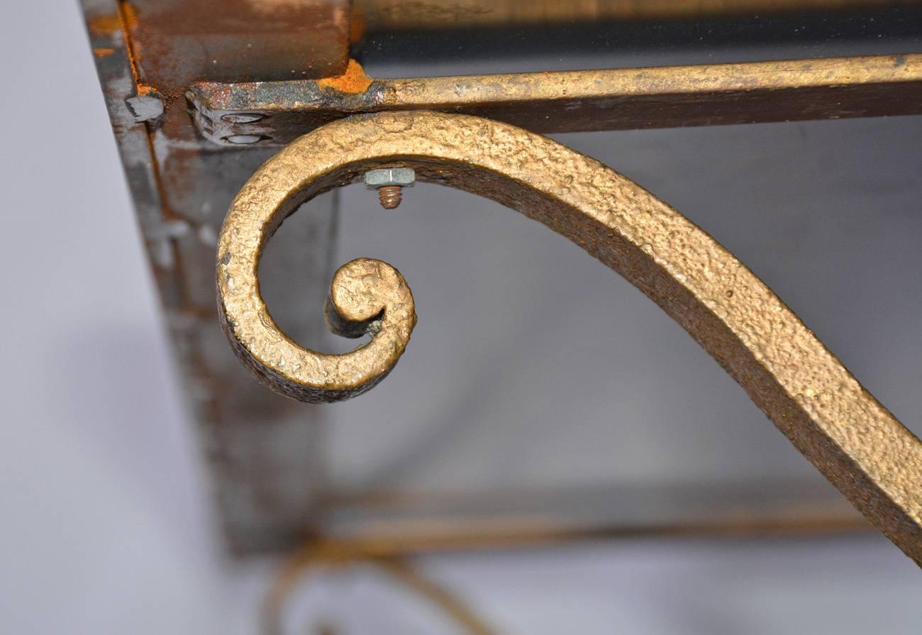 20ième siècle Table basse vintage en fer forgé doré et miroir en vente