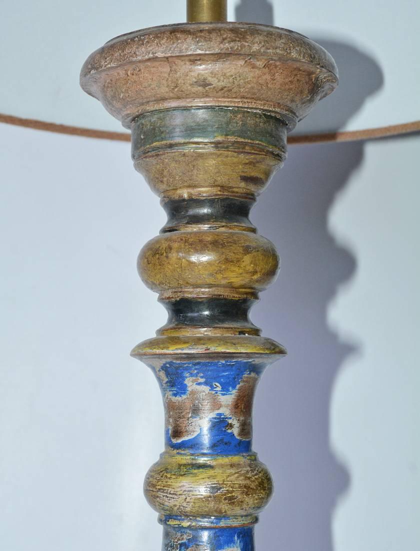 La lampe de table vintage a la forme d'un balustre en bois accordé, peint dans des tons de bleu, vert et brun. Câblé électriquement pour une utilisation aux États-Unis avec un interrupteur à cordon. L'abat-jour est en lin belge brun clair.
La lampe