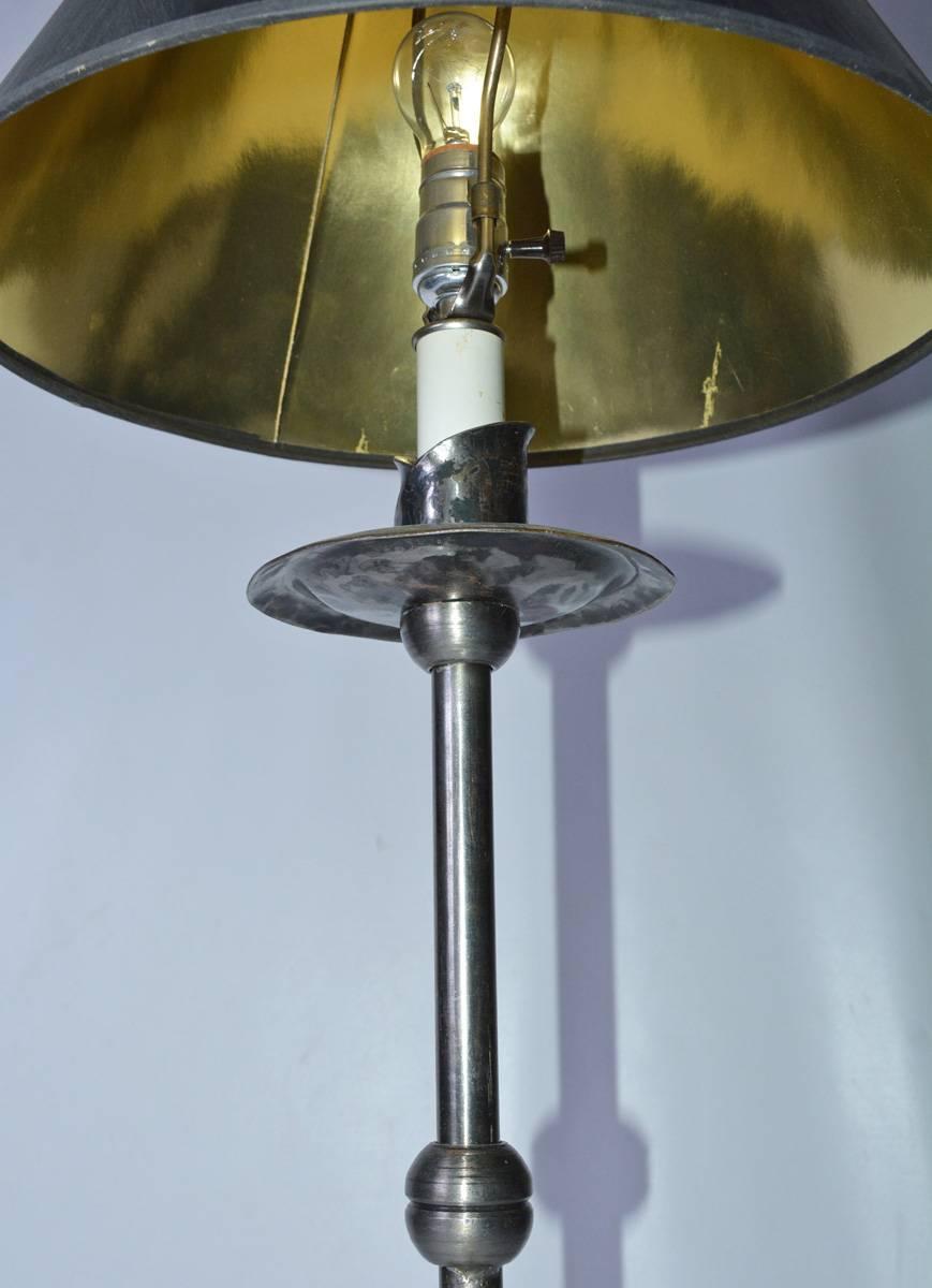 La lampe de table chandelier italienne à trois pieds de style tactile est fabriquée en fer poli. La teinte du papier est noire à l'extérieur et dorée à l'intérieur.

Haut de l'abat-jour - Diamètre : 5,75
