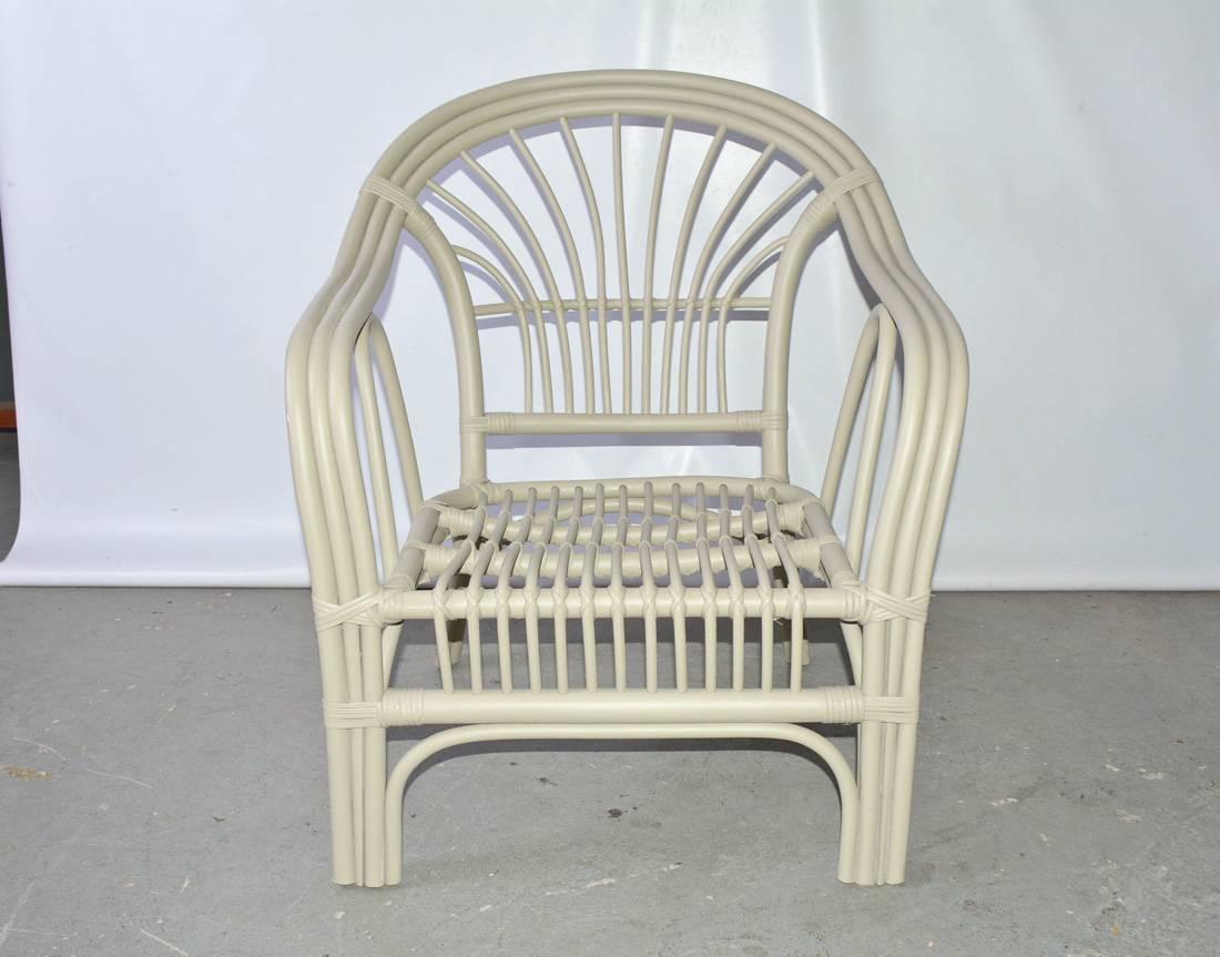 Le fauteuil de véranda vintage est fait de rotin courbé lié par des bandes de rotin. 

Hauteur du siège : 13.25 cm.