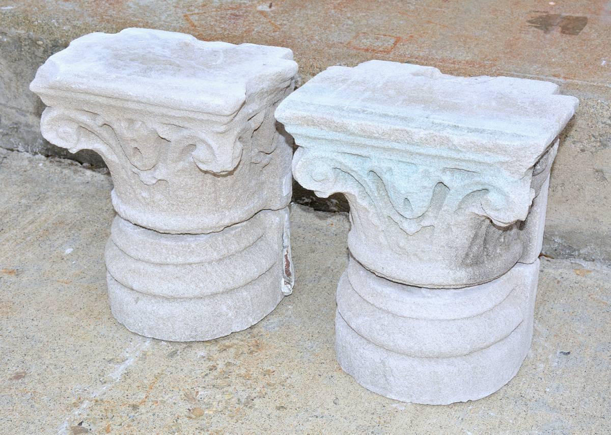 La paire de chapiteaux en pierre ancienne est fournie avec des bases semi-circulaires séparées. Ils sont destinés à être fixés à un mur comme des pilastres. Peut être utilisé comme base de jardinière, petite table d'appoint ou comme ornement de