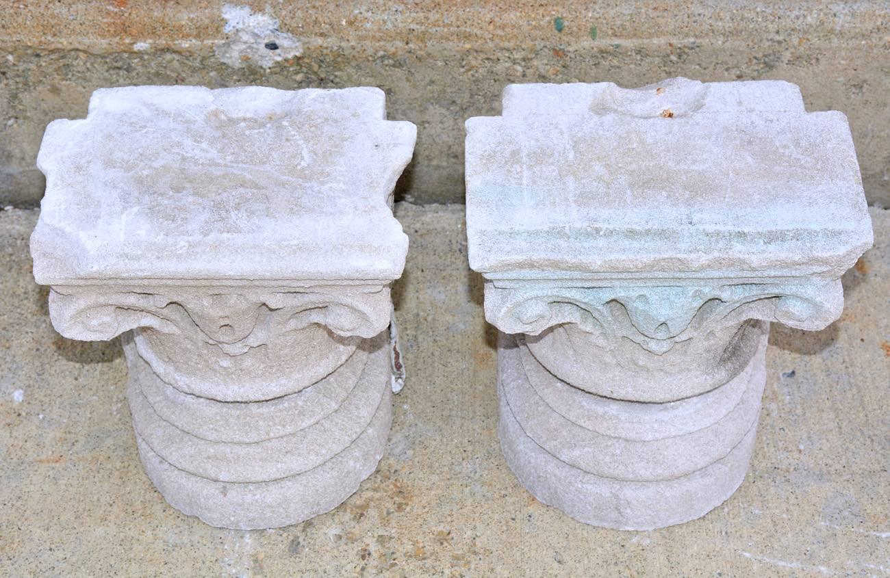 Romain classique Paire de chapiteaux et de socles anciens en pierre sculptée en vente