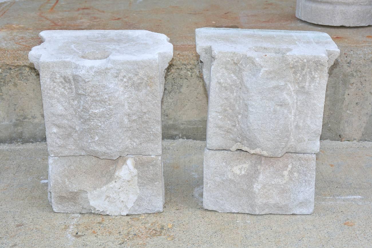 Sculpté à la main Paire de chapiteaux et de socles anciens en pierre sculptée en vente