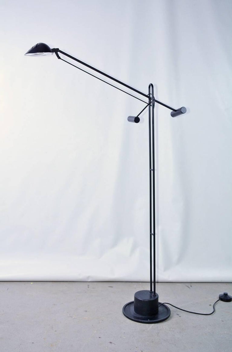Mid-century 1970s vintage counter balance arm adjustable floor lamp by Robert Sonneman. This classic modern floor lamp is a result of the long-time relationship between George Kovacs and Robert Sonneman that began in 1963 when Sonneman interviewed