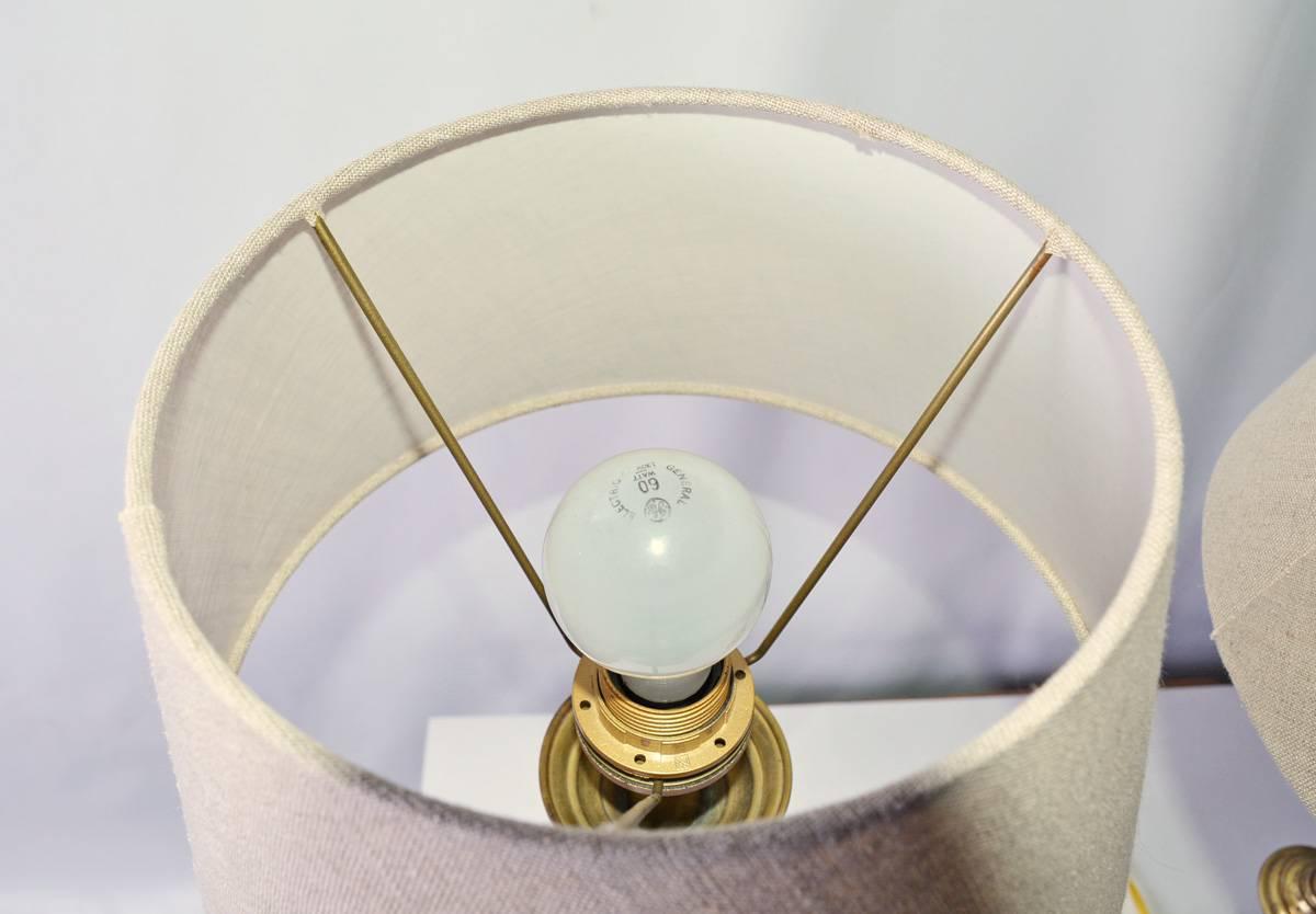 Français Lampes de table en laiton de style gothique avec abat-jour en lin belge en vente