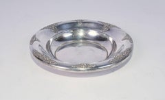 Piatto per caramelle in argento della metà del XX secolo con motivi floreali