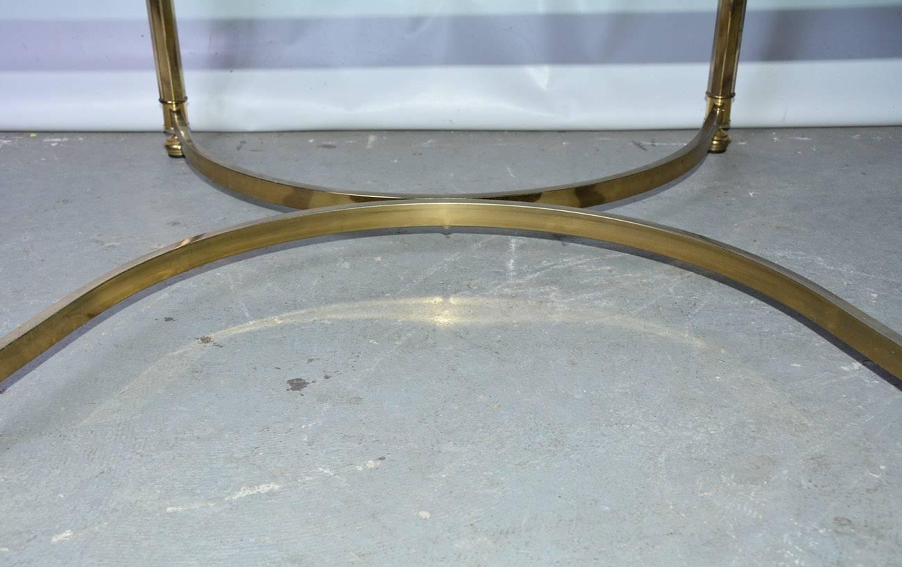Moderner Couchtisch aus Messing mit Glasplatte aus der Mitte des Jahrhunderts im Angebot 1