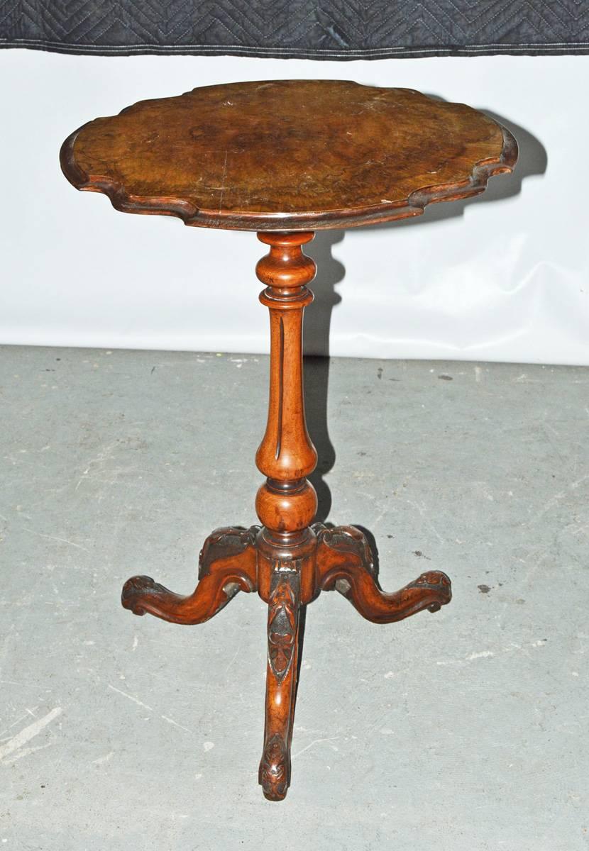 Round pedestal base occasional table. Beautifully shaped centre column. Aged burr wood patina. Victorian candle stand tea table with serpentine shaped edge top, turned pedestal resting on tripod legs. Little scratches on tabletop.