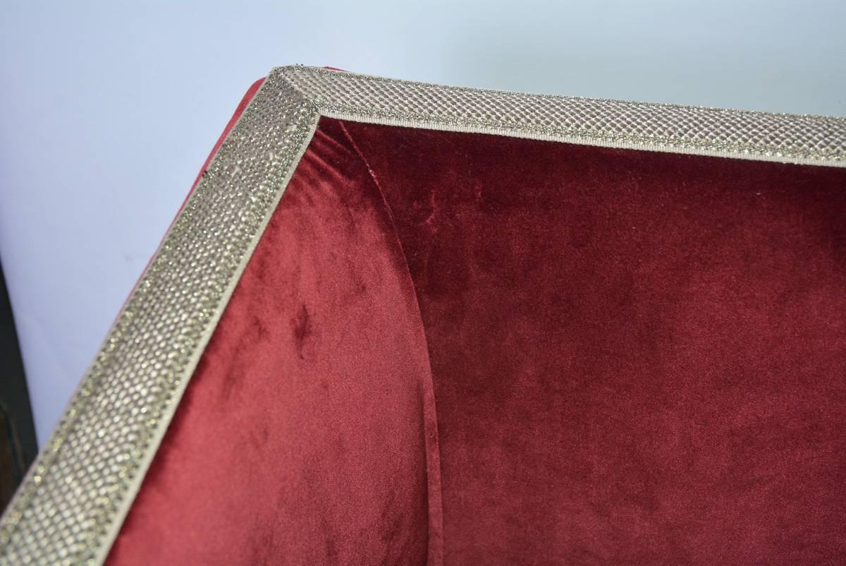 Contemporary Velvet-Covered Chaise Longue In Good Condition For Sale In Sheffield, MA