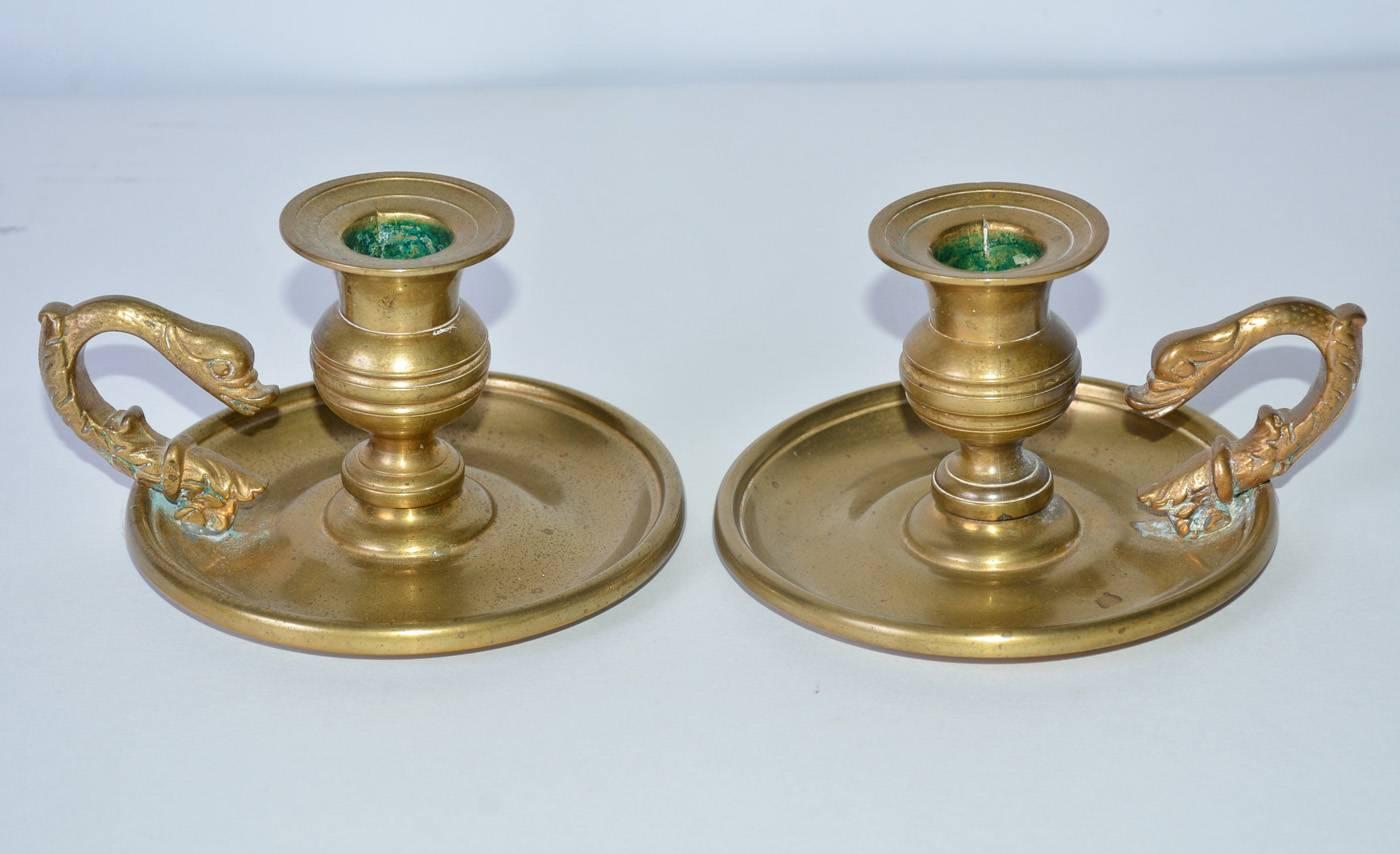 Rara coppia di antichi bastoni da camera in ottone del periodo Regency con manici a forma di delfini che saltano fuori da onde stilizzate.

Misure: Larghezza con manico 5,5 pollici.