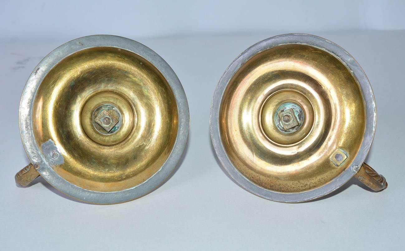 Coppia di candelabri o portacandele in ottone antico con manici a delfino In condizioni buone in vendita a Sheffield, MA