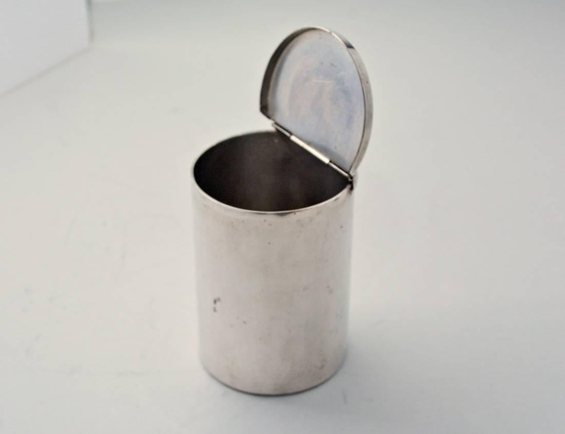 Autre Petite boîte en métal argenté avec couvercle à charnière en vente
