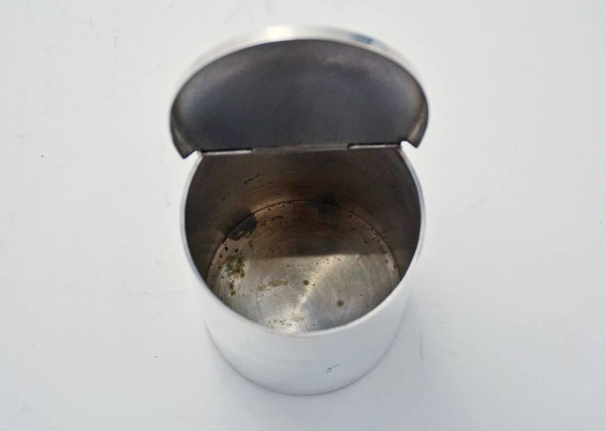 Américain Petite boîte en métal argenté avec couvercle à charnière en vente