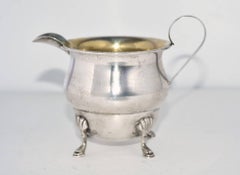 Vieux crémier à pied en argent sterling