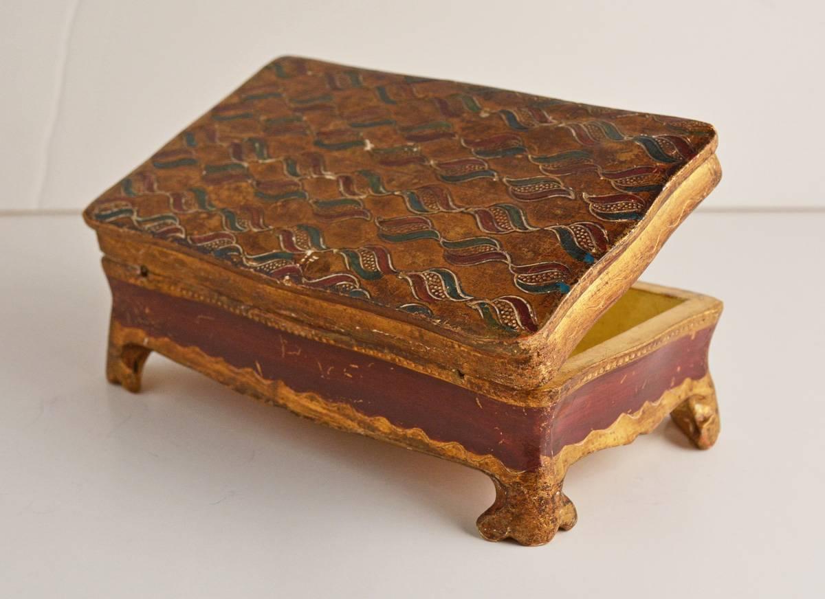 Doré Boîte italienne vintage en bois peint et doré en vente