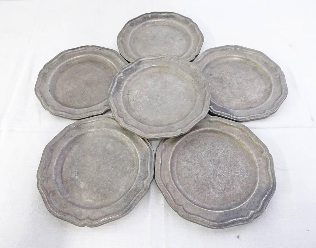 The six vintage scalloped pewter dinner plates are in the American Colonial style. Stamped 