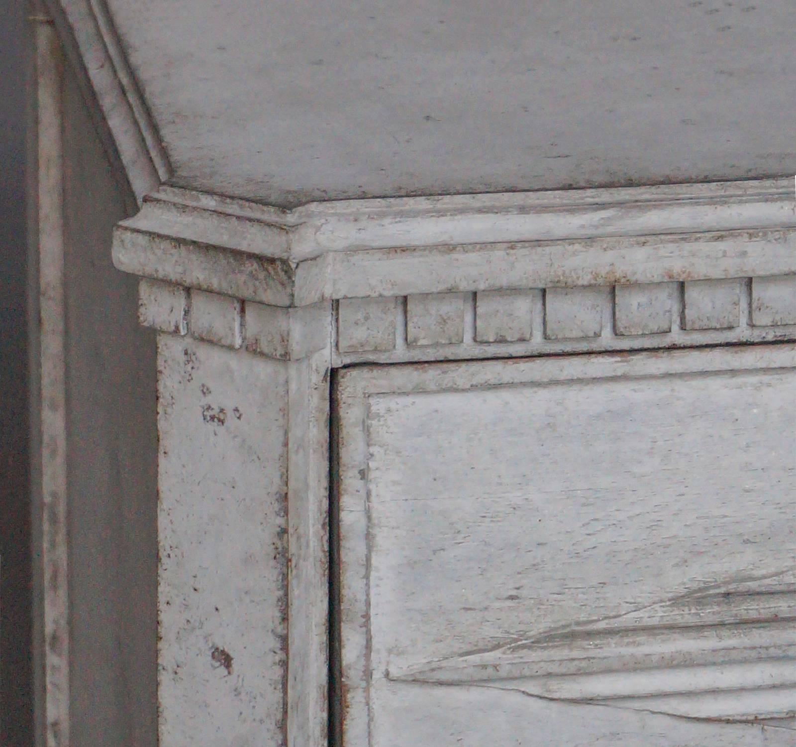 Gustavian Style Chest of Drawers In Distressed Condition For Sale In Sheffield, MA