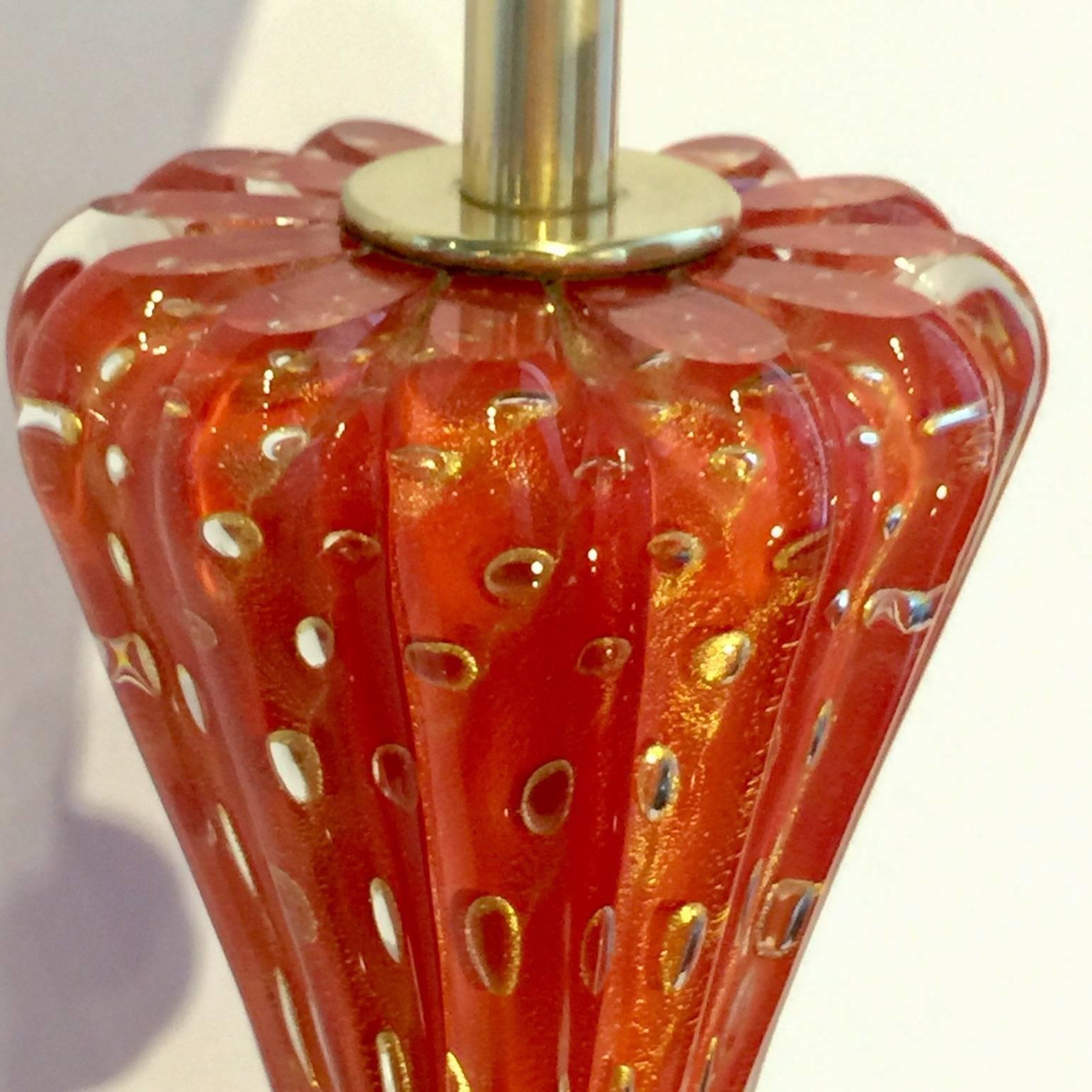 Unique by her bright-colored orange, this Barovier & Toso orange with gold flex bubbles Murano glass table lamp will shine to any interior, from the Classic to the modern. The glass is in perfect condition. The original wood base will need a minimal