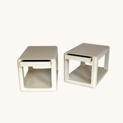 Una coppia di tavolini da caffè o comodini con cassetti. Legno laccato color avorio. F