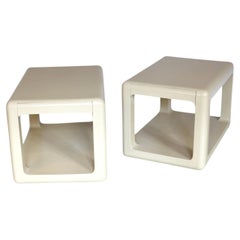 Una coppia di tavolini da caffè o comodini con cassetti. Legno laccato color avorio. F
