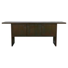 Ein großes Sideboard aus dunkel gebeizter massiver Eiche, Frankreich, 1950er Jahre.