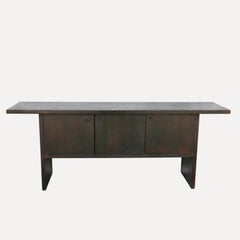 Ein großes Sideboard aus dunkel gebeizter massiver Eiche, Frankreich, 1950er Jahre.