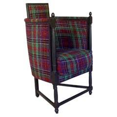 Ein Sessel im Art-&-Craft-Stil, bezogen mit Tartan-Stoff, England, Ende des 19. Jahrhunderts