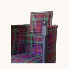 Ein Sessel im Art-&-Craft-Stil, bezogen mit Tartan-Stoff, England, Ende des 19. Jahrhunderts