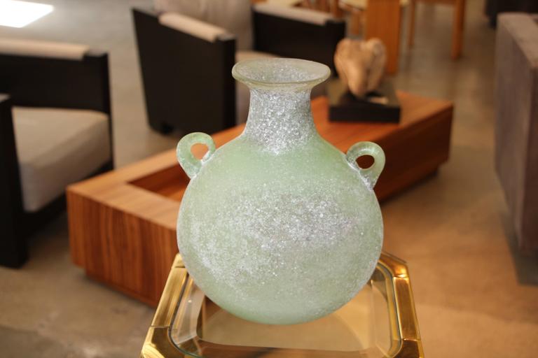Seguso or Cenedese Scavo Corroso Handled Green Vessel In Good Condition For Sale In Palm Springs, CA