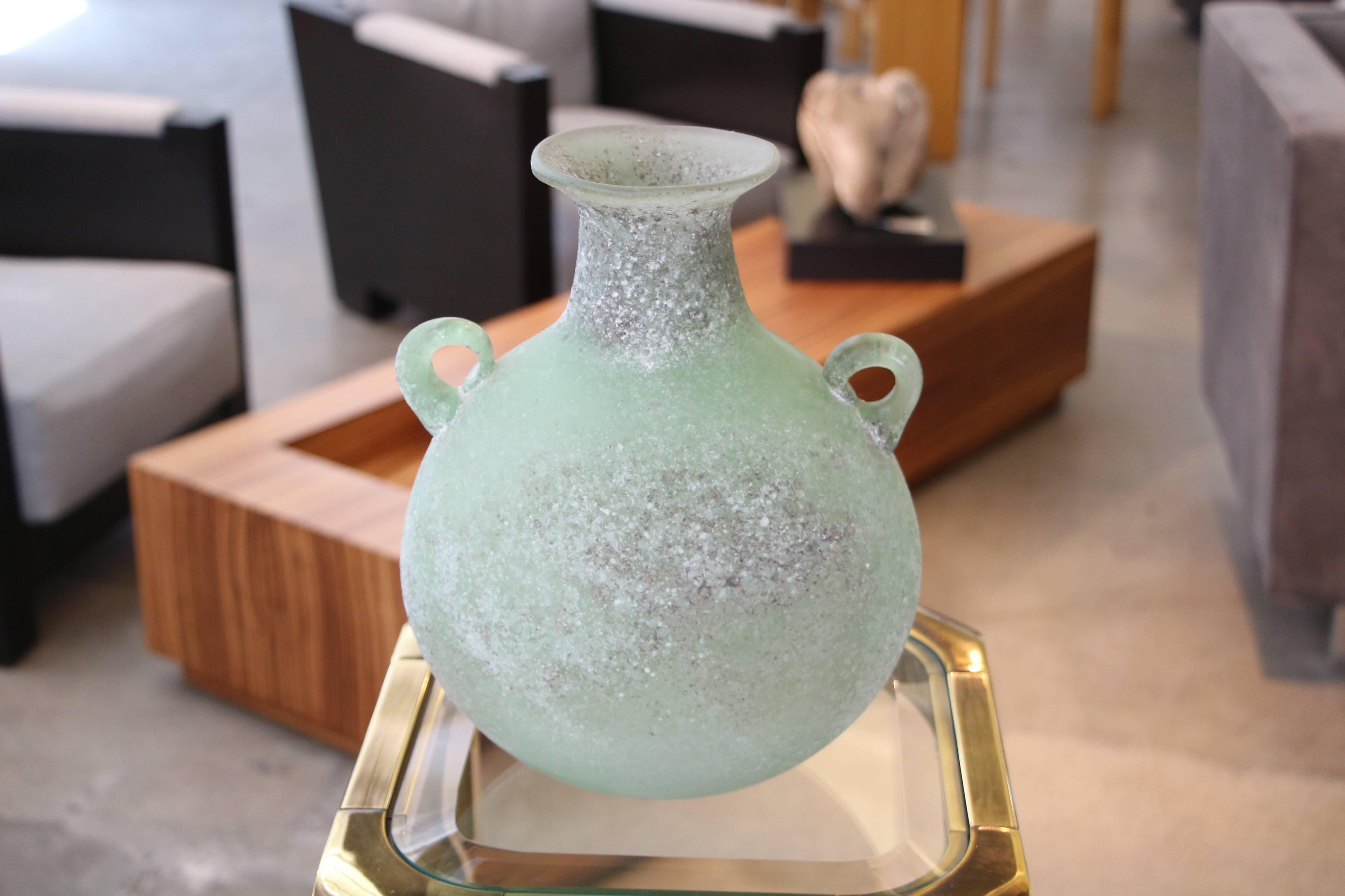 20ième siècle Vase à anses vert Seguso ou Cenedese Scavo Corroso en vente
