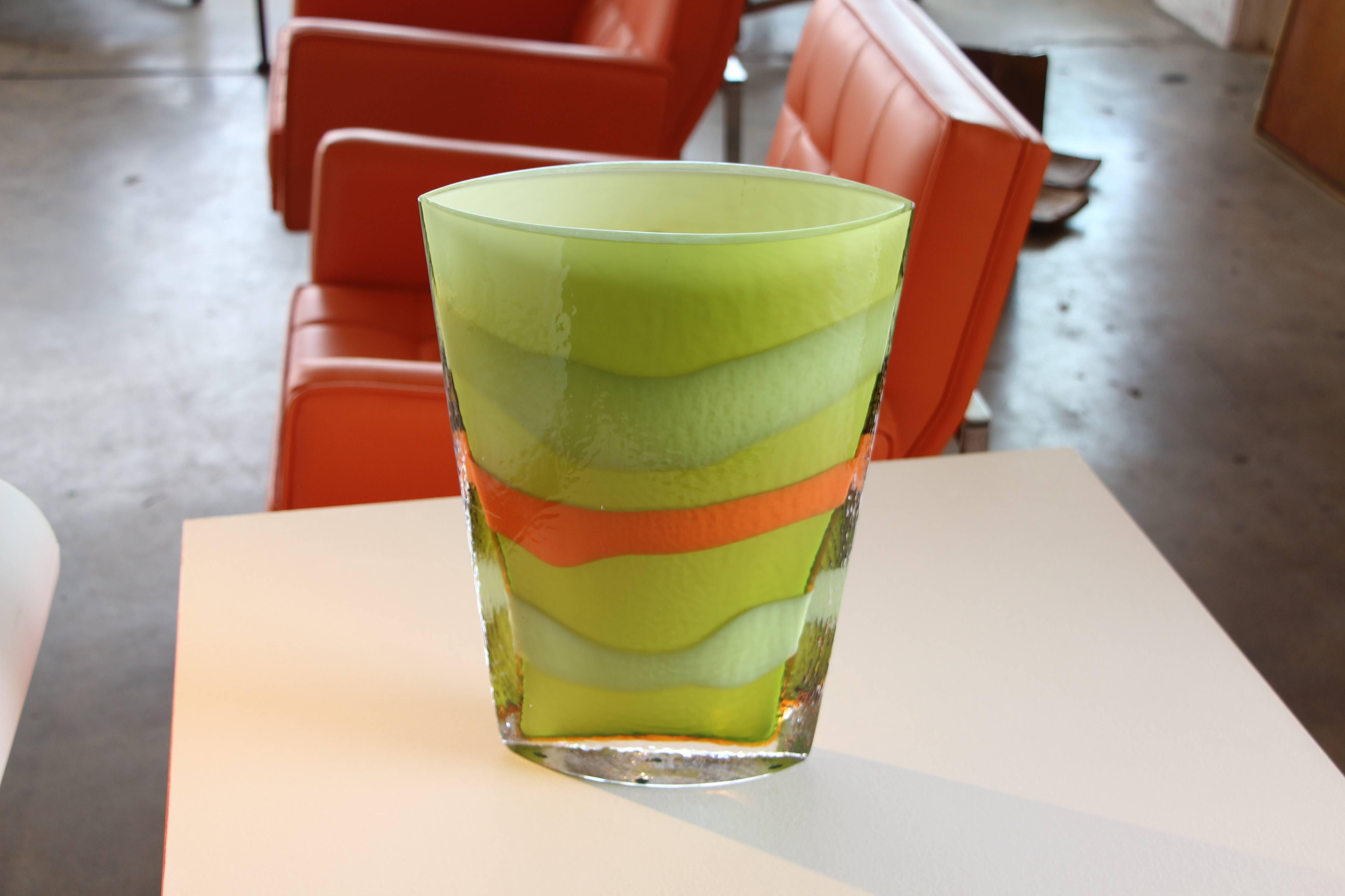 A beautiful handblown glass with a label by Evans Designs of Healdsburg Ca. This is called the Parfait line and was done by the Czech American artist Pavel Hanousek. Mr Hanousek started with evans atelier.
PLEASE TAKE A MOMENT TO VISIT OUR ART