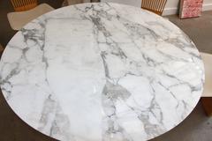 Knoll Eero Saarinen Table Tulip avec plateau en marbre