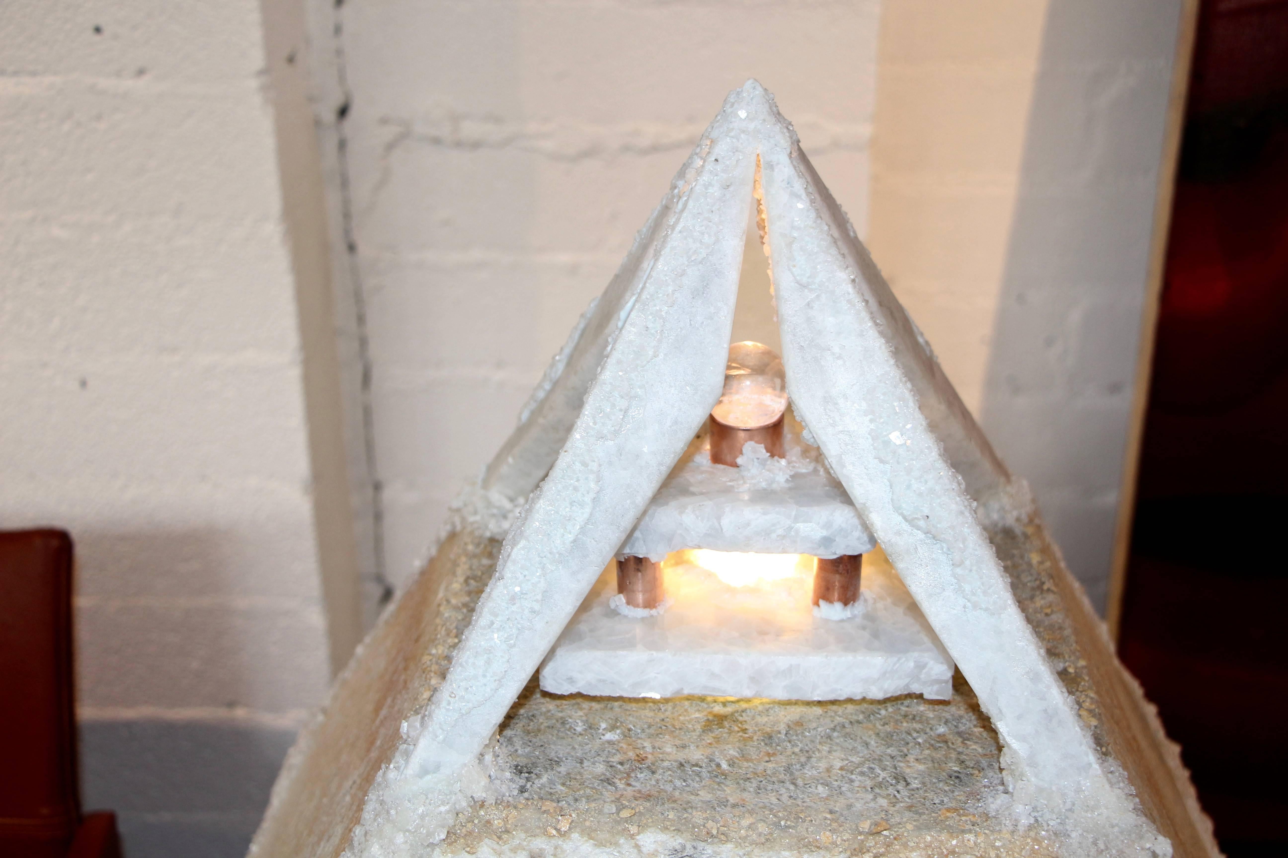 Wonderful Pyramidal Lamp of Quartzite and Quartz In Good Condition In Palm Springs, CA