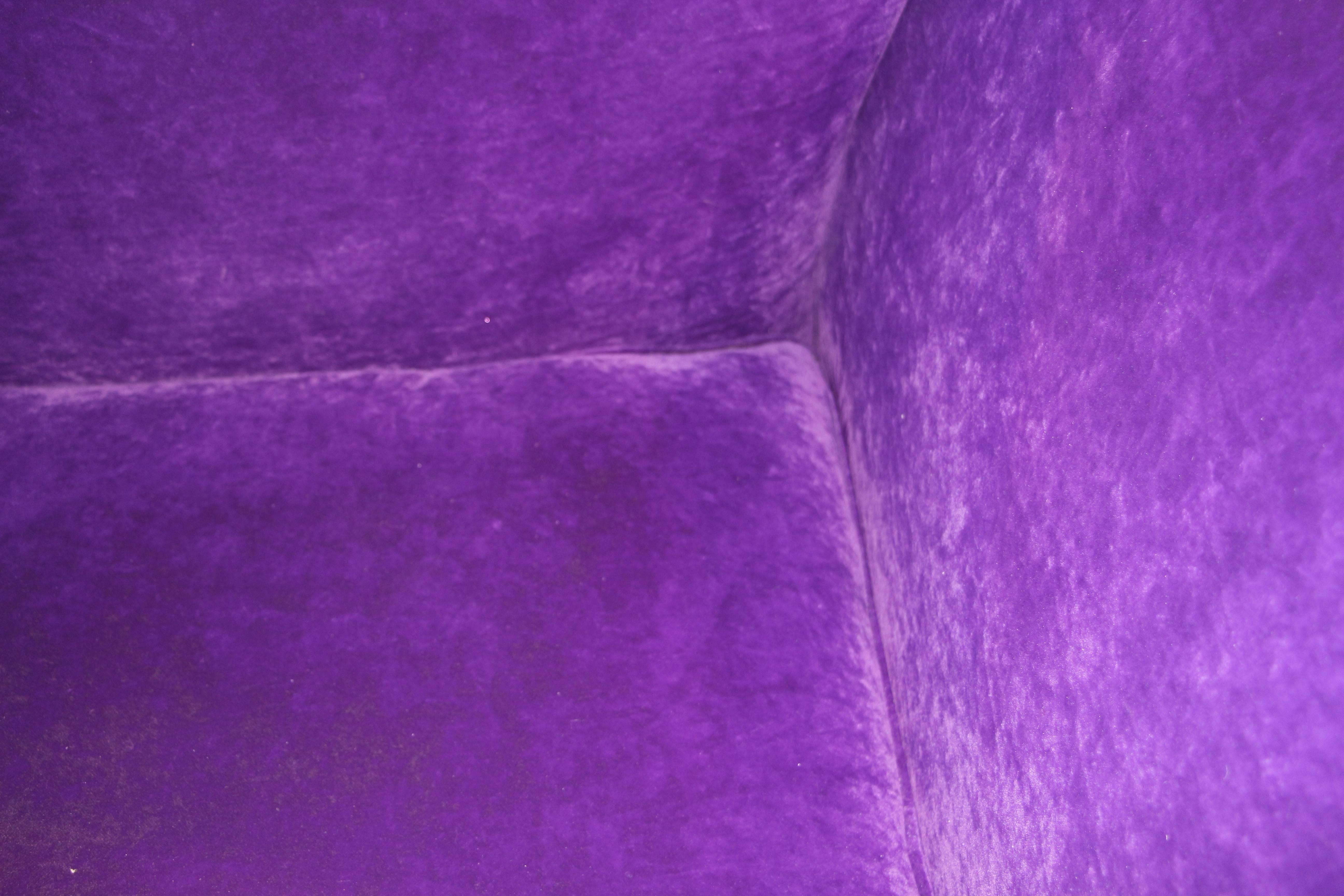 Nice Purple Loveseat Settee and Ottoman In Good Condition In Palm Springs, CA