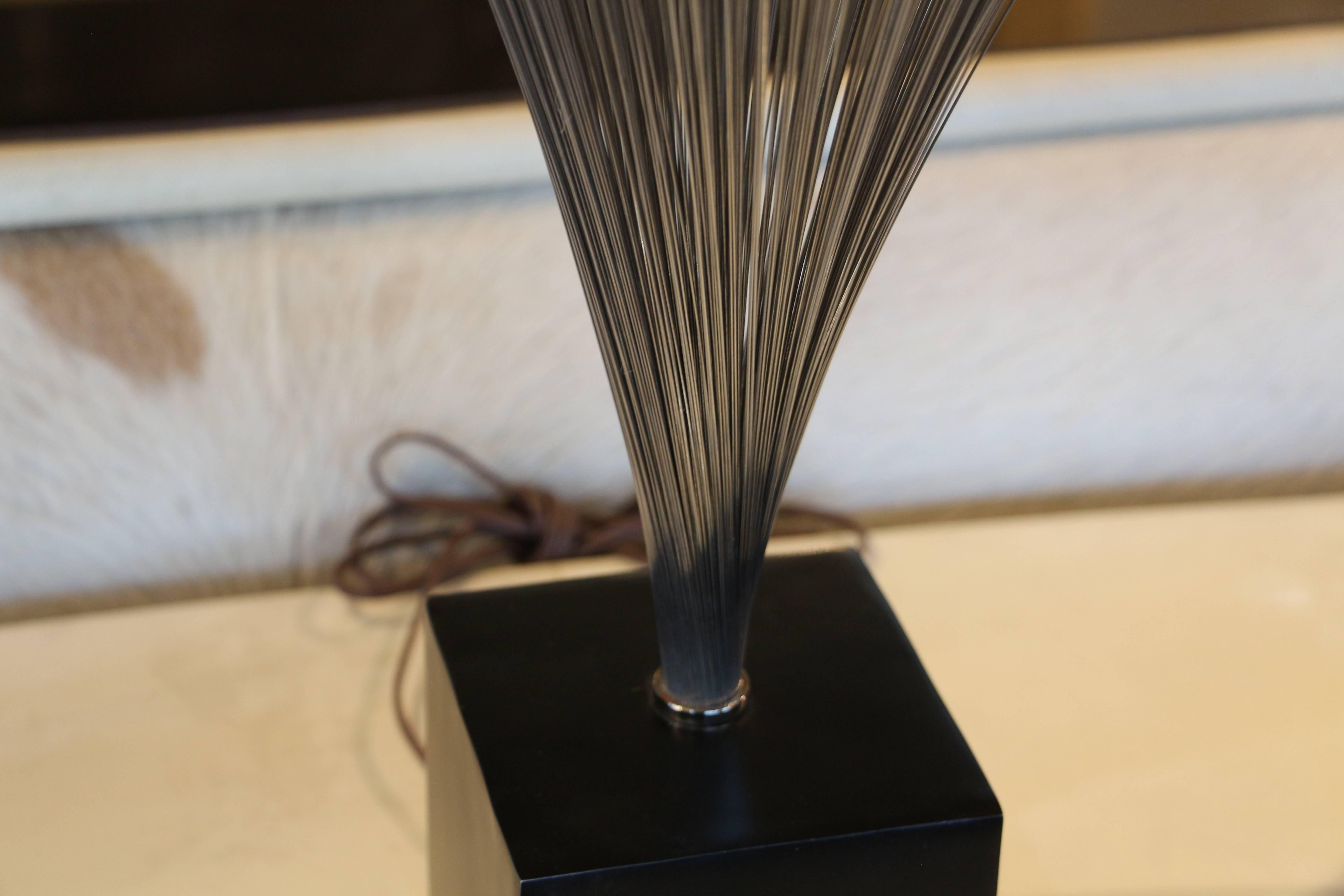 A nice vintage Laurel spray lamp in working condition. It looks like a lighted Harry Bertoia spray sculpture with a lamp in it. Nice overall condition, with minor marks and flaws.